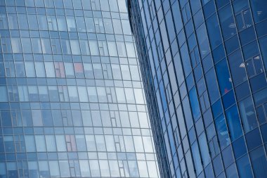 Camdan yüksek katlı gökdelenin çelik mavisi arka planı geleceğin ticari gökdelenleri. İş dünyası konsepti başarı endüstrisi teknoloji mimarisi.