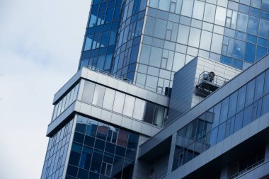 Camdan yüksek katlı gökdelenin çelik mavisi arka planı geleceğin ticari gökdelenleri. İş dünyası konsepti başarı endüstrisi teknoloji mimarisi.