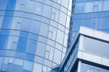 Camdan yüksek katlı gökdelenin çelik mavisi arka planı geleceğin ticari gökdelenleri. İş dünyası konsepti başarı endüstrisi teknoloji mimarisi.