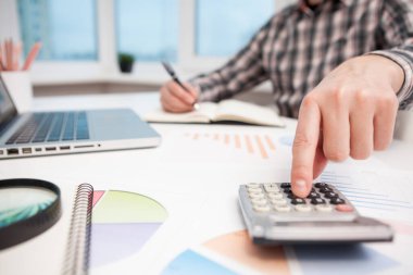 İş adamı büyüteçle iş grafiklerini analiz ediyor. Kopyalama alanı ile