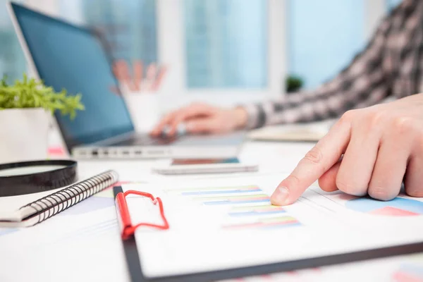 Empresario Analizando Gráficos Diagramas Silueta Tiro Recortado Mano Del Hombre — Foto de Stock