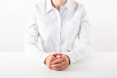 Beyazlı bir iş kadını masada oturuyor. Ofis çalışıyor. Seçici odak.