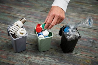 Ekoloji konsepti, ahşap arka plandaki konteynırlarda bir sürü geri dönüşümlü nesne..