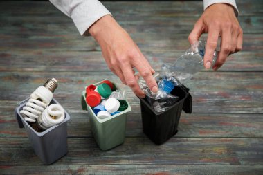 Ekoloji konsepti, ahşap arka plandaki konteynırlarda bir sürü geri dönüşümlü nesne..