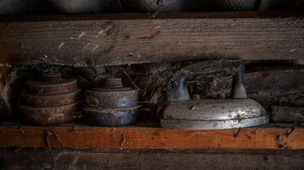Primo Piano Vecchio Ferro Stiro Con Ragnatela Nella Vecchia Casa — Foto Stock