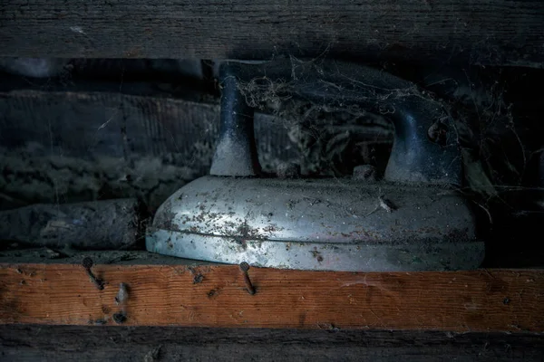 Primo Piano Vecchio Ferro Stiro Con Ragnatela Nella Vecchia Casa — Foto Stock