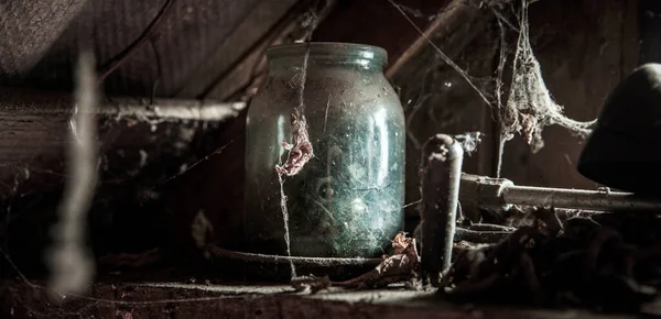 Verre Poussiéreux Avec Toiles Araignée Dans Une Vieille Maison Abandonnée — Photo