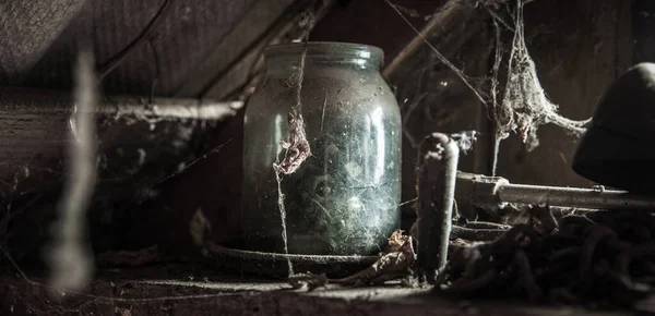 Verre Poussiéreux Avec Toiles Araignée Dans Une Vieille Maison Abandonnée — Photo