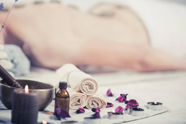 Mooi Meisje Spa Salon Volwassen Vrouw Met Hete Stenen Massage — Stockfoto