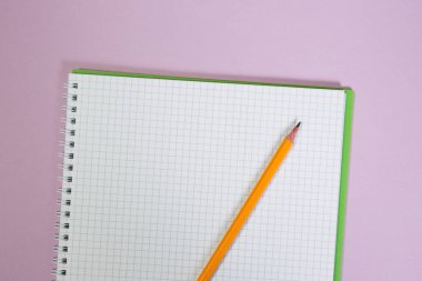 Pembe çalışma alanındaki ofis malzemeleri. Metni kopyalamak için üst görünümü kullan. Desenci çalışma alanı düz masa üzerinde temel elementler yatıyordu