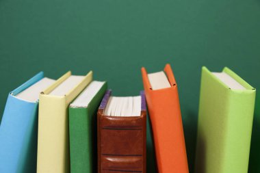 Eskimiş ciltli kitaplarla beste, renkli arka plan. Kitaplar istifleniyor. Okula dönelim. Uzayı kopyala Eğitim geçmişi.