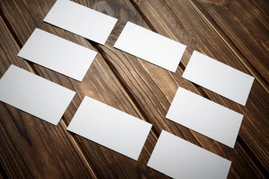 Kartvizitler boş. Ahşap arka planda beyaz model. Düz Yat. metin için boşluk kopyala