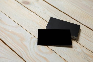 Kartvizitler boş. Ahşap arka planda siyah bir model. Düz Yat. metin için boşluk kopyala