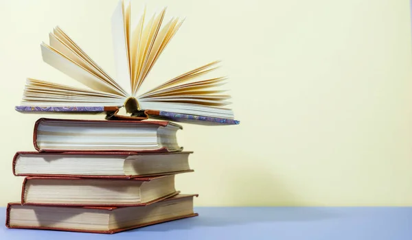 Composición Con Antiguos Libros Antiguos Tapa Dura Diario Páginas Ventiladas — Foto de Stock