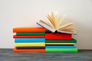 Açılmış Kitap Yığını