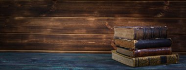 Ahşap raftaki eski kitaplar. Kitaplık geçmişi teması grunge arkaplanı.