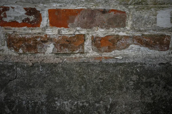 White painted old brick wall with red cracked bricks. — Stock Photo, Image