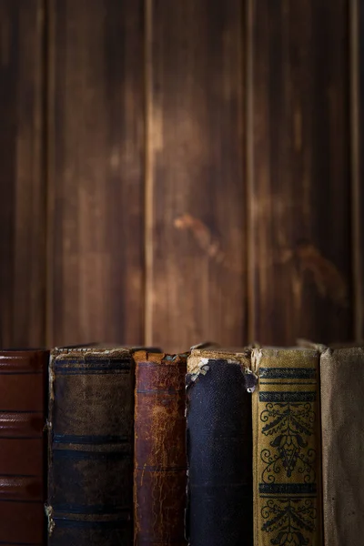 Livros antigos em prateleira de madeira. Estante história tema grunge fundo. — Fotografia de Stock