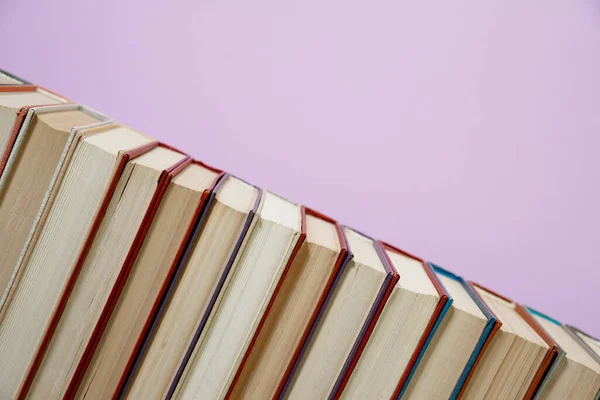 Composición con libros antiguos antiguos de tapa dura, diario, páginas ventiladas —  Fotos de Stock