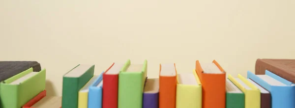 Composición con libros antiguos antiguos de tapa dura, diario, páginas ventiladas — Foto de Stock