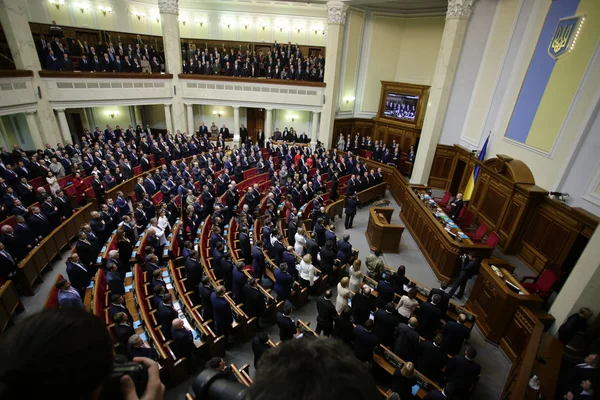 Ukrayna Parlamentosu 27 Kasım 2014 çalışma yeni yapısı ile devam eder.