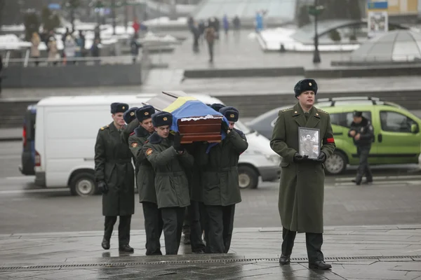 Солдат, який загинув під час сутичок в аеропорту Донецька, відпочив у місті Ке. — стокове фото