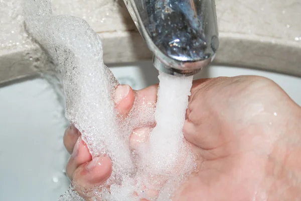 Man washing his hands in bathroom — Stock Photo, Image