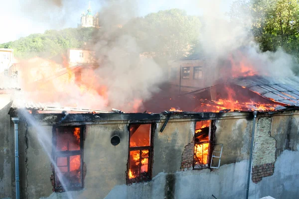 Een brand in een magazijn in 108 Frolovska — Stockfoto