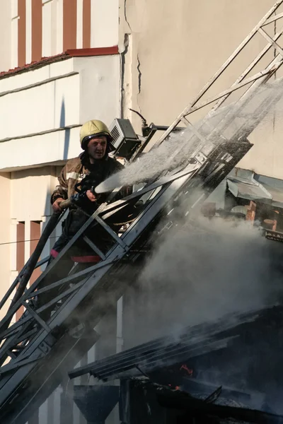 Um incêndio em um armazém em 108 Frolovska — Fotografia de Stock