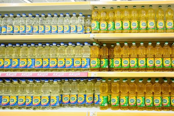 Bottle with cooking oil in a supermarket — Stock Photo, Image