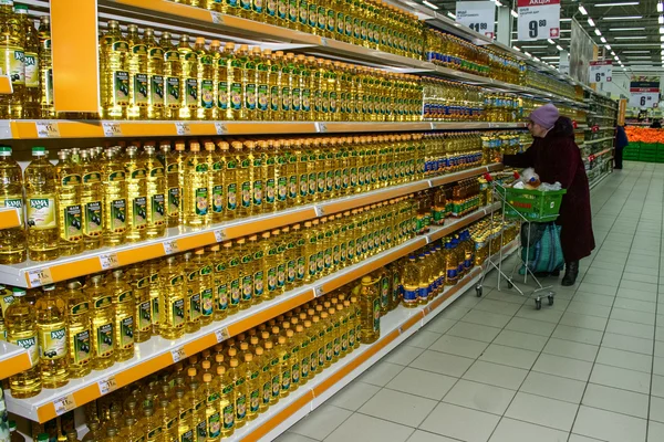 Bottiglia con olio da cucina in un supermercato — Foto Stock