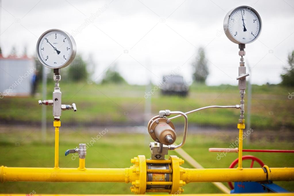 Wellhead Pressure Gauge Stock Photo by ??morozzz 65080933