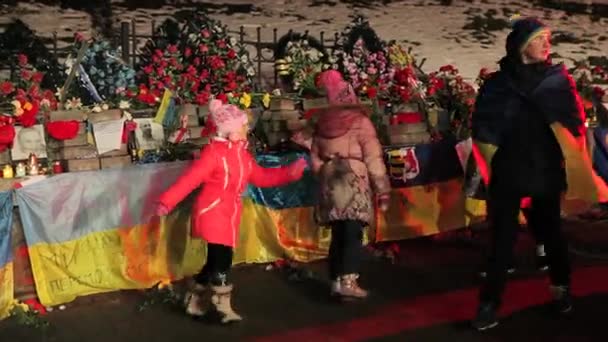 Ukraynalılar Maidan escalated şiddet ilk yıl dönümü işaretleme — Stok video