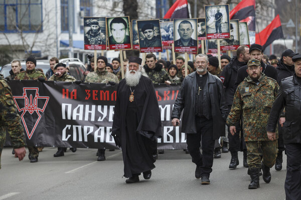 Активисты и сторонники "Правого сектора" провели "Марш Тр.
