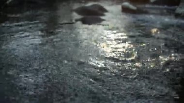 Küçük Rapids dağ dere akım oluşturur