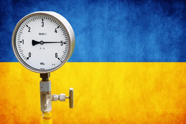 Brunnendruckmessgerät an der ukrainischen Flagge — Stockfoto