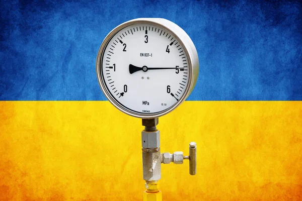 Brunnendruckmessgerät an der ukrainischen Flagge — Stockfoto