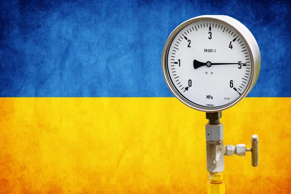 Brunnendruckmessgerät an der ukrainischen Flagge — Stockfoto