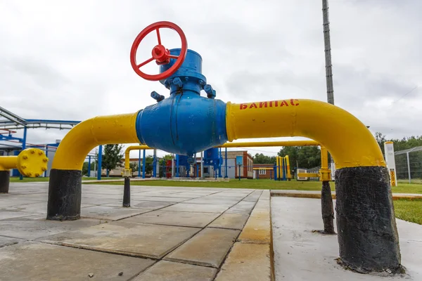 Válvulas de tubería de la planta de procesamiento de gas petróleo — Foto de Stock