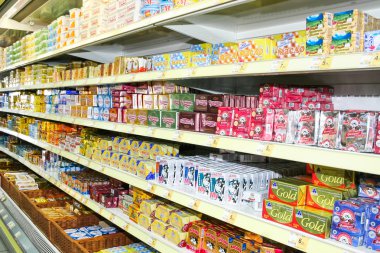 Renkli ürünler ile bir raf, süpermarket