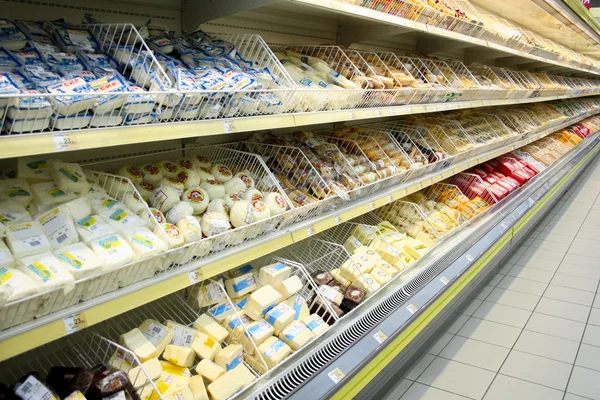 Renkli ürünler ile bir raf, süpermarket