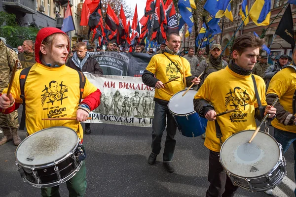 Les Ukrainiens célèbrent le 73e anniversaire du bras insurgé ukrainien — Photo