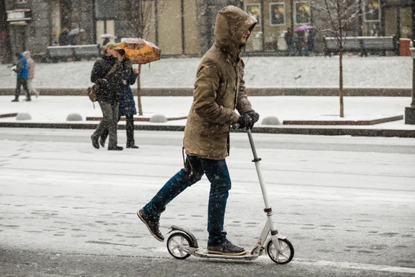 Bir adam bir scooter üzerinde — Stok fotoğraf