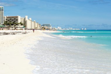 Turistler güneşli havalarda ve Cancun, Meksika için güzel sahilde rahatlatıcı keyfini çıkarın