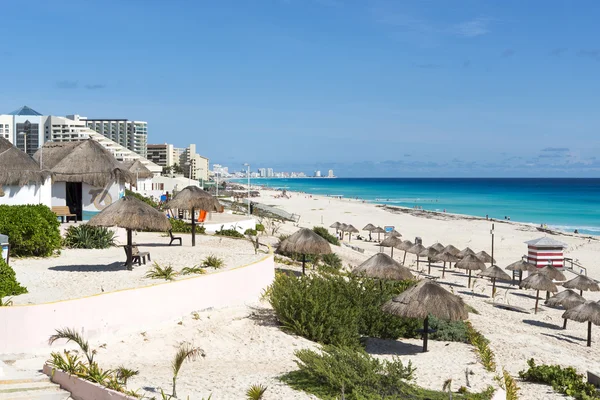 一个美丽的海滩，在墨西哥坎昆的看法 — 图库照片