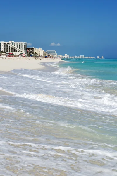 Uma vista da bela praia em Cancun, México — Fotografia de Stock