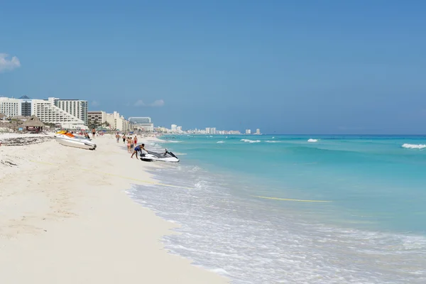 Turyści cieszyć się słoneczną pogodą i relaks na pięknej plaży w meksykańskim mieście Cancun, — Zdjęcie stockowe