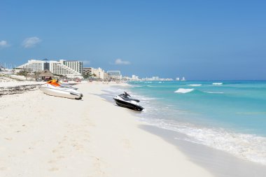 Cancun, Meksika 20 Ocak 2015 tarihinde güzel plajda jet ski.