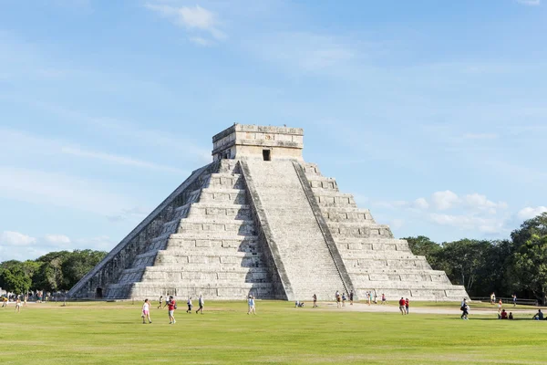 Turistas visitan Chichén Itzá, uno de los sitios más visitados de México . — Foto de Stock