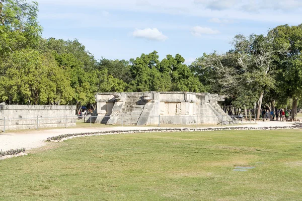 Blick auf einen Teil des archäologischen Komplexes chichen itza, eine der meistbesuchten Stätten Mexikos — Stockfoto